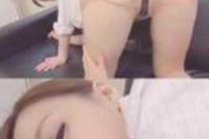 某推宅男粉至爱pp美女实战[浮力姬]（撸点满满）扒开她的短裙扯破超薄线袜pp影片分享_[MP4-462M]