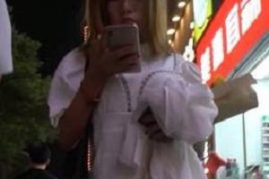 旗袍美女刚约会完，无内逛街近距离观看小嘴的变化