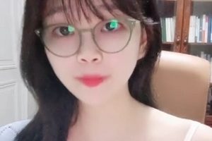 舞蹈系清纯眼镜主播小姐姐《桃子》