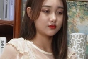 大学生《李晓丽》展示她的39码大脚丫