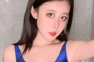 《奈汐》最新泄密浴室直接漏缝无遮挡