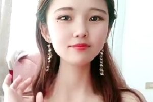 漂亮带货主播展示商品