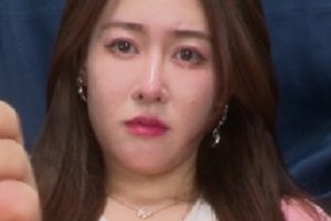 A&F-美女《芝芝booty》展示她的丝袜裸足