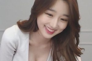 推特红人《雪莉》究极蜜桃完美长腿高价私人定制