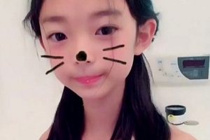 喜欢用道具玩弄自己的躯体的辣妹