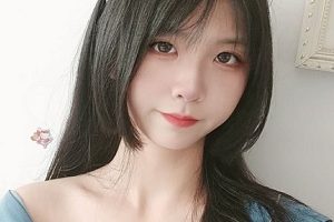 逆天妹子《酸果儿》竟然在公共场合一丝不挂到处跑！