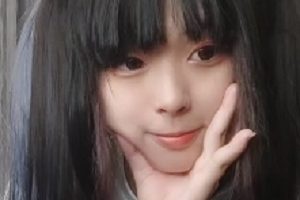 身材漂亮高三学妹《软软》和两个学长玩多人运动激战