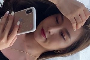 紧身牛仔裤吊带长腿美女街拍视频