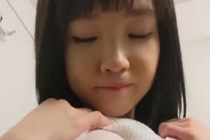 极品妹子在户外公厕私拍