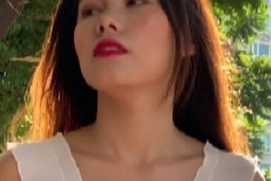 热裤高跟大长腿美女街拍视频