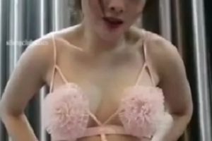 00后美女健身起生理反应找教练缓解