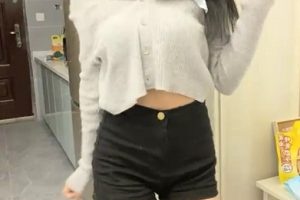 《杨葱葱》萌妹子单腿白丝芒果