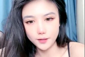 《小处处大屁屁哼》直播露脸私拍