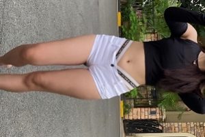 白色热裤长腿高跟美女