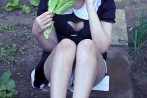 糖心女神《汐汐》田地女仆超短裙美腿足秀