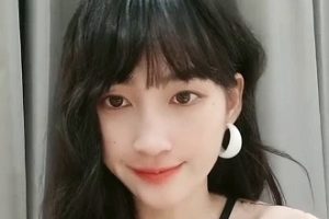 颜值身材俱佳极品学妹《meoz》极限美腿诱惑