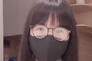 眼镜妹子直播自我安慰