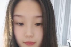 清纯系高颜值美女为赚钱下水