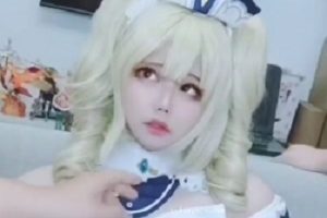 国产伪娘《小舞酱》COS芭芭拉前后夹击