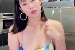 上海留学生《欧祖儿》穿高跟鞋长裙在厨房和男同学不可描述