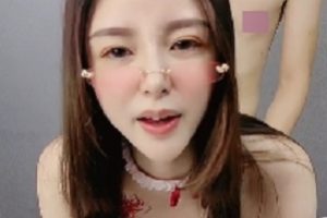 91论坛-顶级尤物气质姐妹花，蕾丝诱惑3倍狂欢，一字马动作深度交流