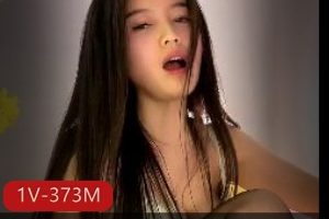 顶级尤物小雪最新自拍视频1小时9分，性感女神火辣表演，颜值高超，S货水准，不明液体神秘出现，赶紧下载观看！