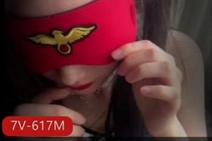 外语学院颜值大学生Y贱小M狗，身材性感，有尺度视频曝光，眼罩有趣展现，鲍鲍战况惊艳，棒棒糖诱人